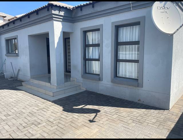 3 BEDROOM FREESTANDING FOR SALE IN THE ORCHARDS